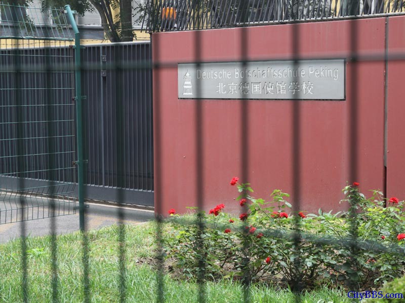 然而当我们把视线转向另一边的时候，却看到了不同的场景。位于使馆区的这所德国学校是“地道”的国际学校， ...