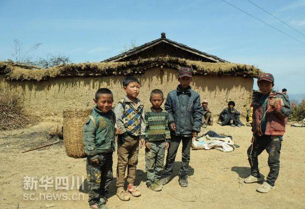 四川省大凉山区美姑县拉木阿觉乡马依村的几名孩子站在村里的一处空地上