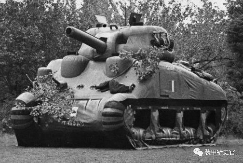 在诺曼底登陆前夕，盟军部队用于欺骗德军侦察的假“谢尔曼”坦克