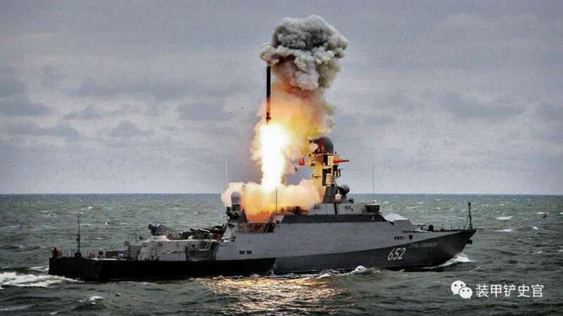 俄军水面舰艇发射“口径”巡航导弹