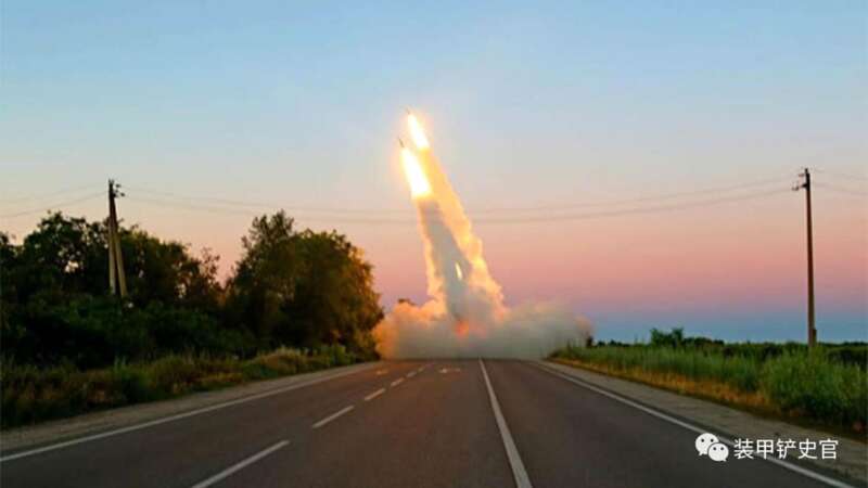 乌军的“海马斯”火箭炮在扎波罗热州的一条高速公路上进行射击