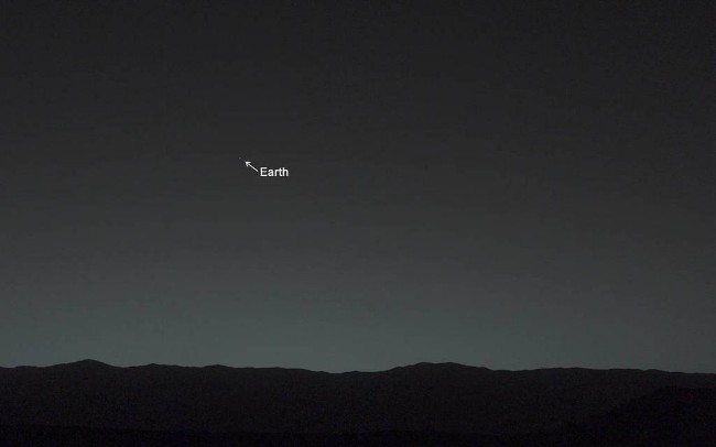 好奇号探测车上从火星上拍摄的地球，仅是一个极小的亮点