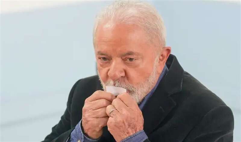 巴西前总统卢拉亲吻自己的选票