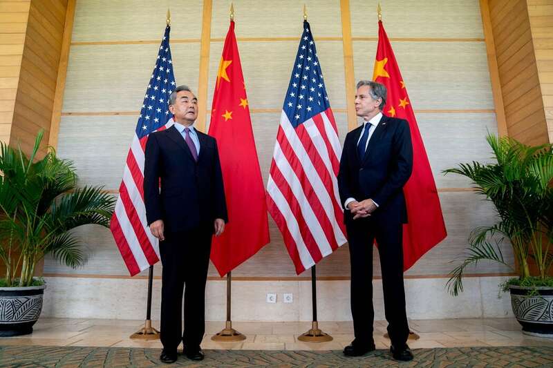 去年7月，国务卿布林肯（右）与中国时任外交部长王毅在印尼巴厘岛会面