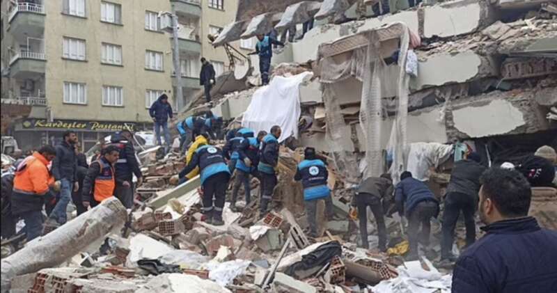 土耳其救援人员搜寻幸存者