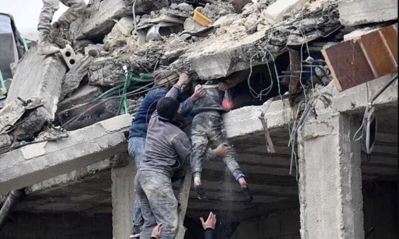 土耳其救援人员搜寻幸存者 2.jpg