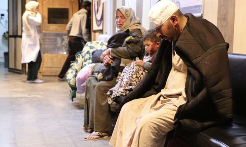 叙利亚裔美国人医学会 (SAMS) 称，叙利亚医院目前“不堪重负”，患者“挤满了走廊” ...