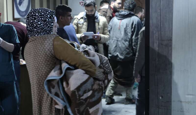 叙利亚裔美国人医学会 (SAMS) 称，叙利亚医院目前“不堪重负”，患者“挤满了走廊” ...