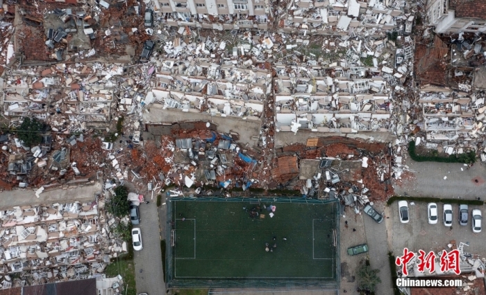 数千建筑在地震中坍塌，有些甚至被夷为平地