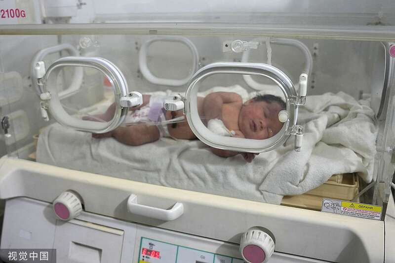 当地时间2023年2月7日，叙利亚阿勒颇省阿夫林，一名地震废墟下出生的女婴在医院恒温箱内接受治疗 ...