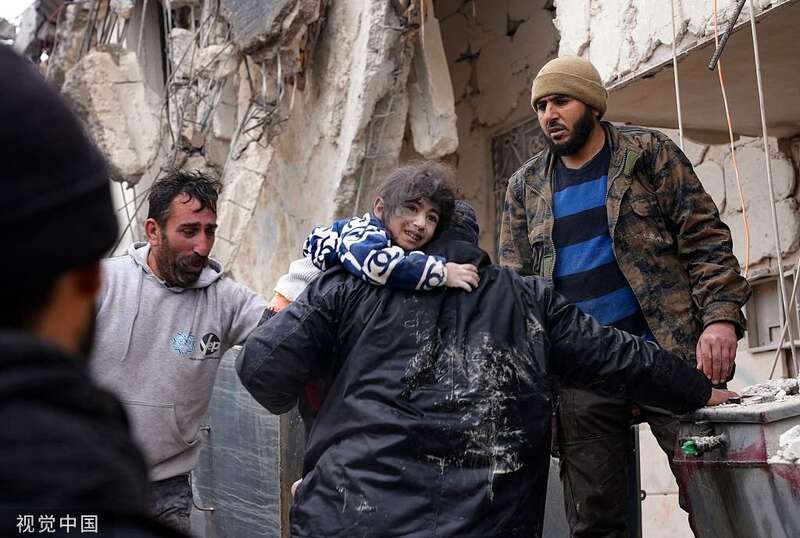 叙利亚阿勒颇，一名小孩从废墟中被救出