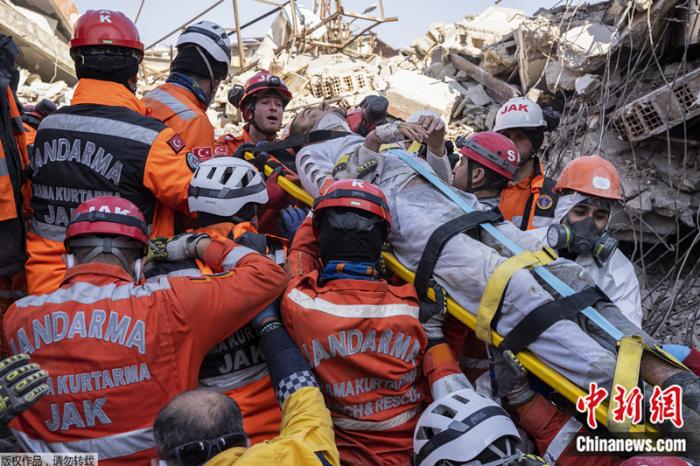 2023年2月12日，土耳其一名23岁的男子被从倒塌的建筑废墟中救出来