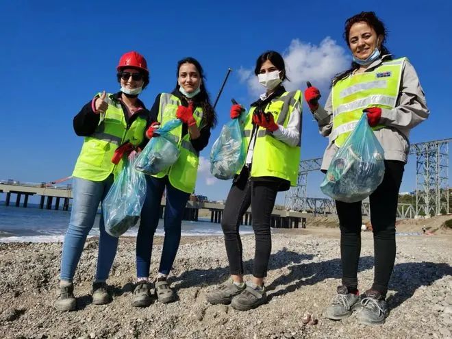中国建设团队在当地组织志愿者到海滩清理垃圾