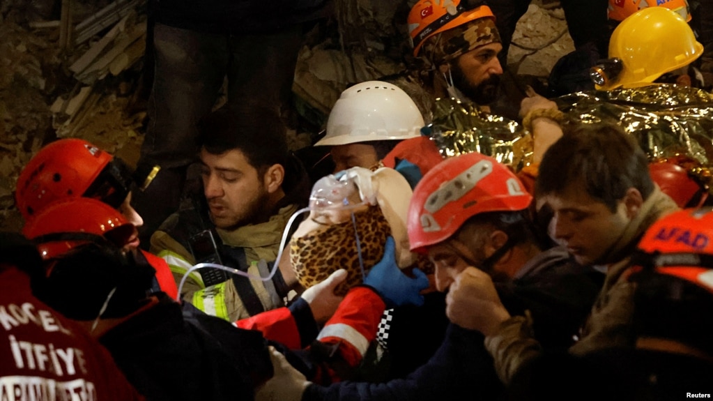 土耳其救援人员在2月14日救出一名15岁的姑娘