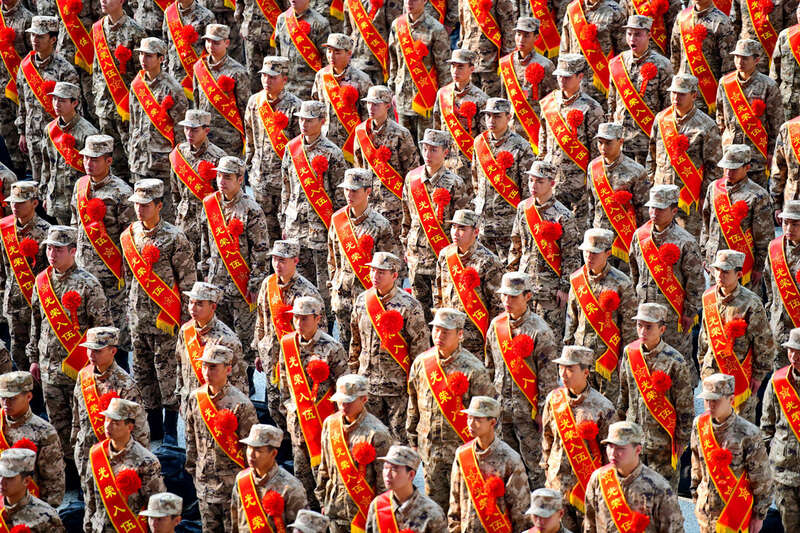 中国东部，解放军新兵在欢送仪式上