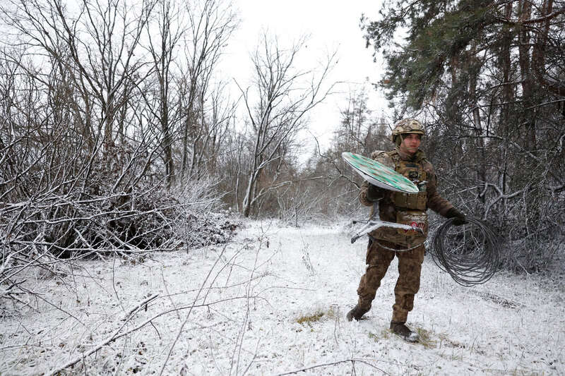 1月，乌克兰克雷季纳前线，一名乌克兰士兵手持一个星链卫星终端