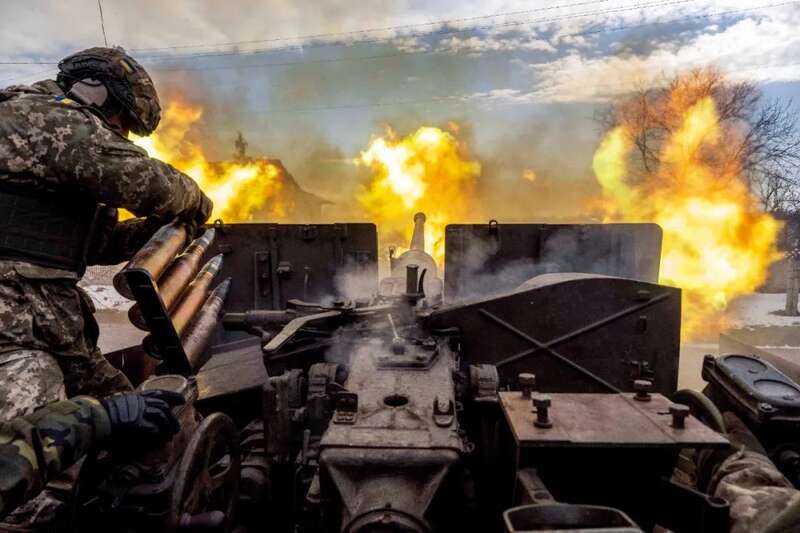 巴赫穆特地区，俄乌冲突持续，乌克兰军人在前线附近发射炮弹