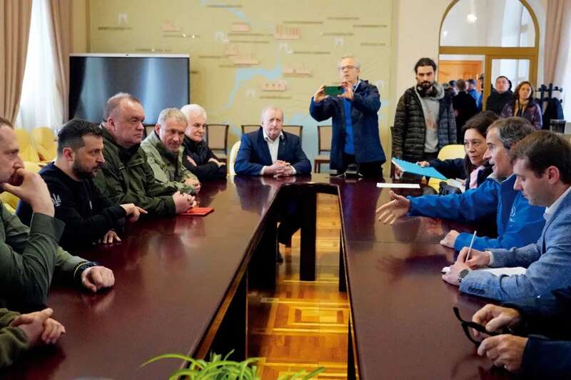3月27日，扎波罗热地区，乌克兰总统泽连斯基（左二）会见了国际原子能机构总干事格罗西（右二） ...