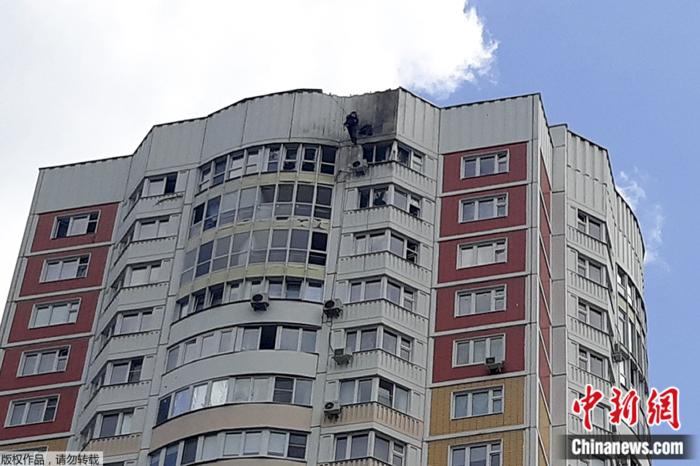 俄罗斯莫斯科，一名调查人员在无人机袭击一栋公寓楼后，检查损坏情况