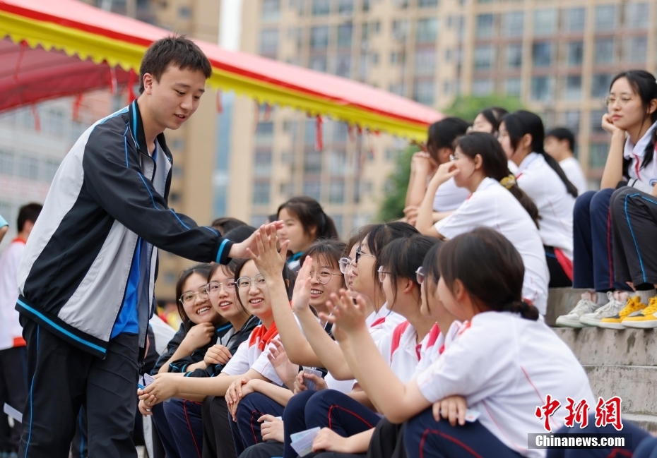 贵州省遵义市正安县第一中学，学生相互击掌鼓励