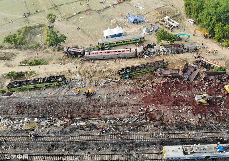 2023年6月4日，印度巴拉索尔，航拍三列火车相撞事故现场受损的车厢