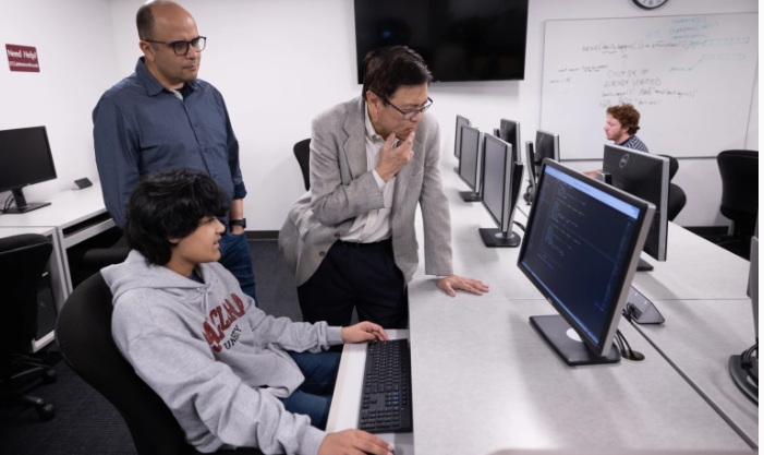 一位年仅14岁的亚裔男孩奎兹，在加州圣克拉拉大学获得了计算机科学与工程的学士学位 ...